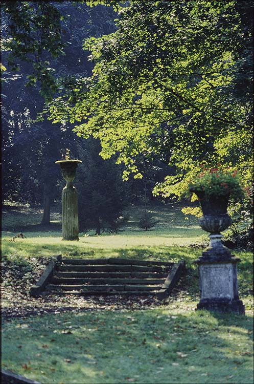 Parc : escalier et vases sculptés