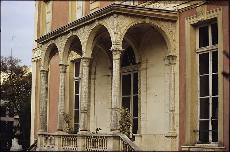 Façade ouest sur le parc : perron de l’escalier