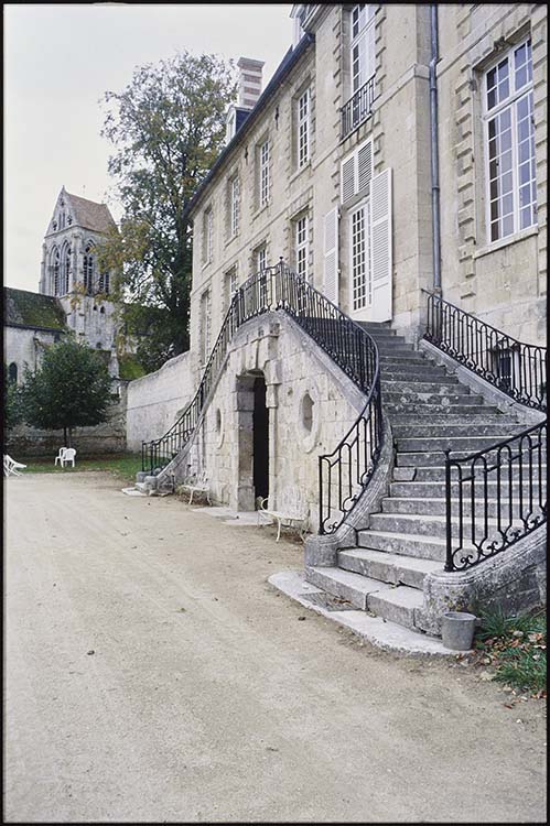 Façade sud-est : escalier ; Église à l’arrière-plan