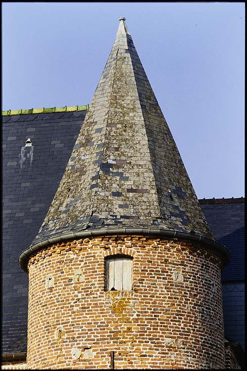 Façade sud-ouest : toiture de la tour