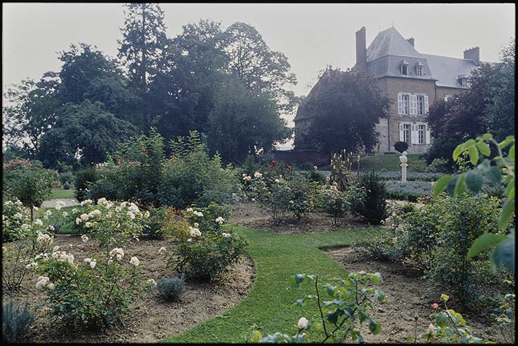 Façade ouest : angle nord ; Jardin