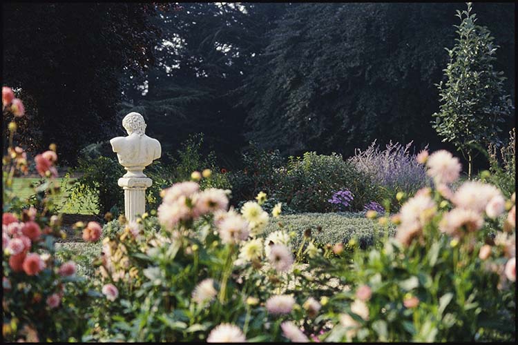 Jardin : massifs et statue