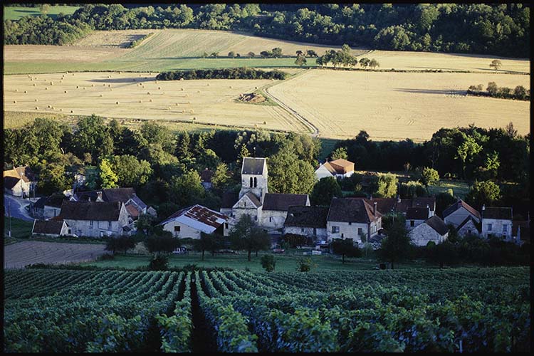 Vue générale de l’église et du village