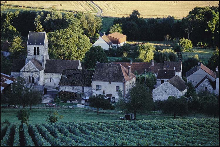 Vue générale de l’église et du village