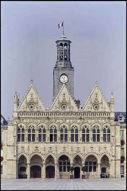 Façade principale sur la place