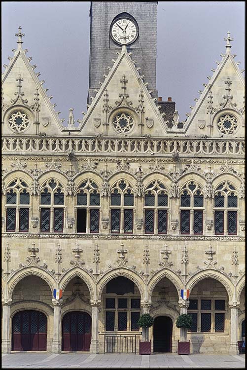 Façade principale sur la place