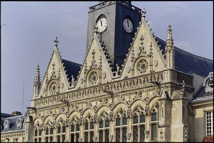 Façade principale sur la place