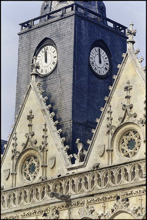 Façade principale sur la place