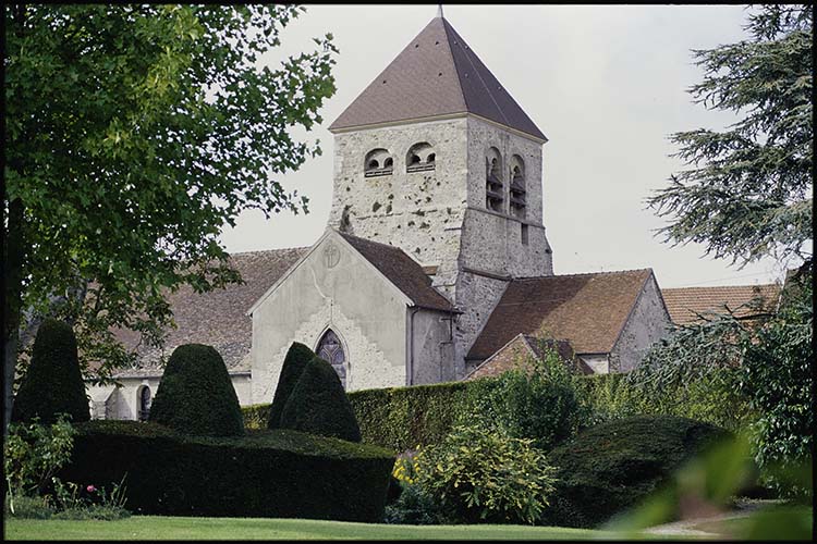 Façade sud de l’église ; Topiaires