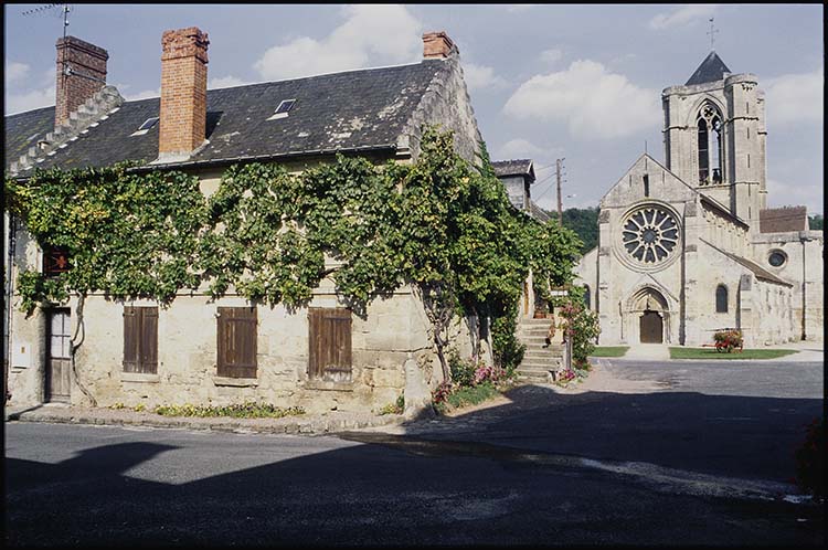 Vue d’ensemble ; Église à l’arrière-plan