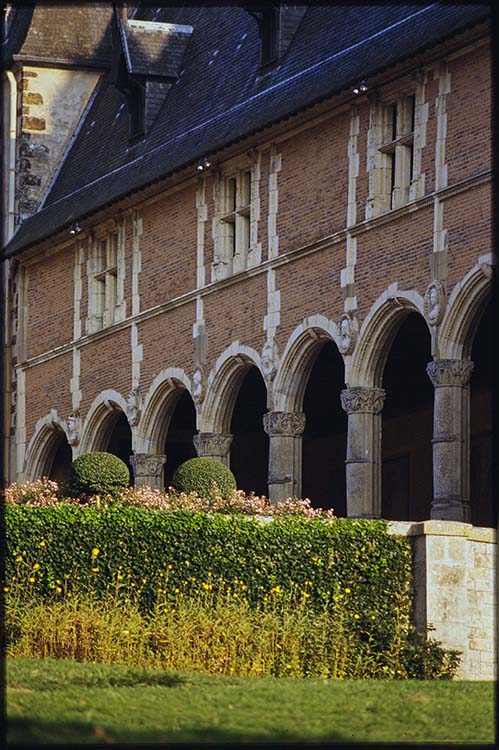 Façade nord sur cour : portique