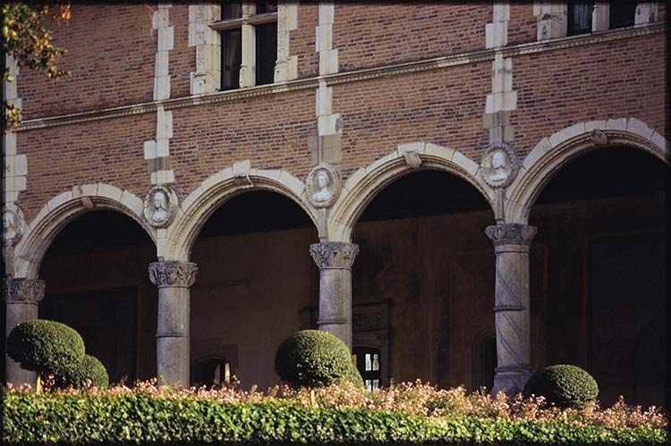 Façade nord sur cour : portique