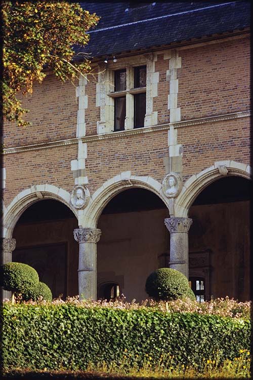 Façade nord sur cour : portique