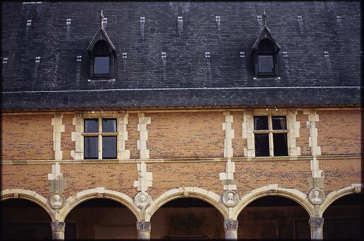 Façade nord sur cour : portique et toiture