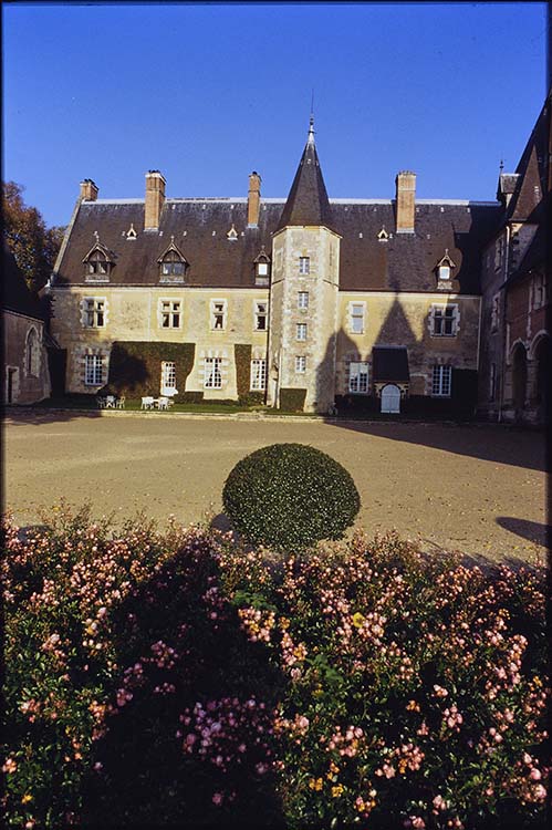 Façade ouest sur cour ; Massif de fleurs