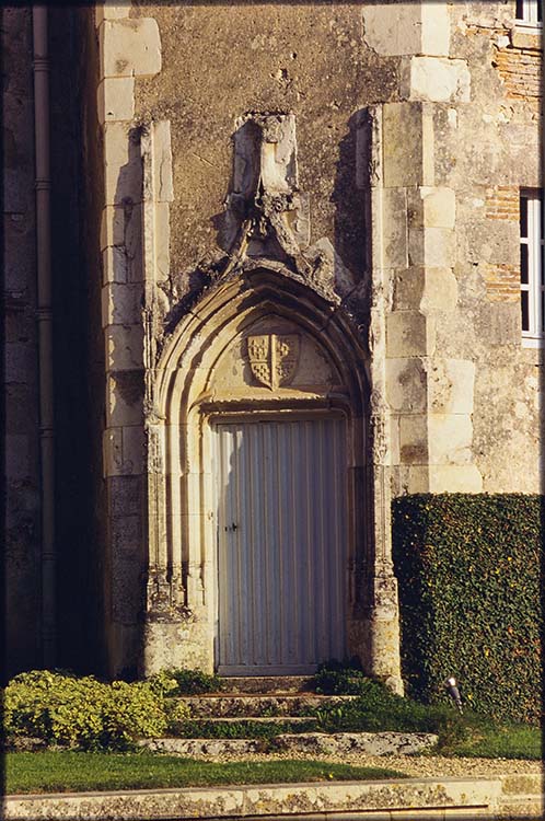 Façade ouest sur cour, tour : porte à accolade