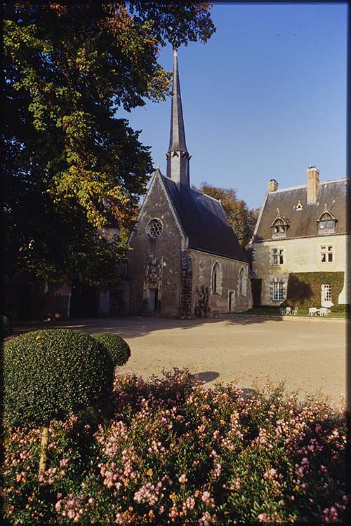 Chapelle ; Massif de fleurs