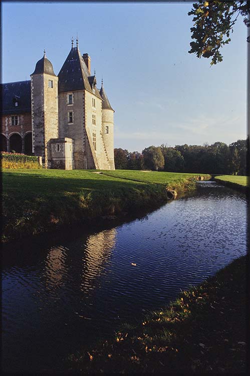 Façade ouest ; Tours ; Parc ; Cours d’eau la Nère