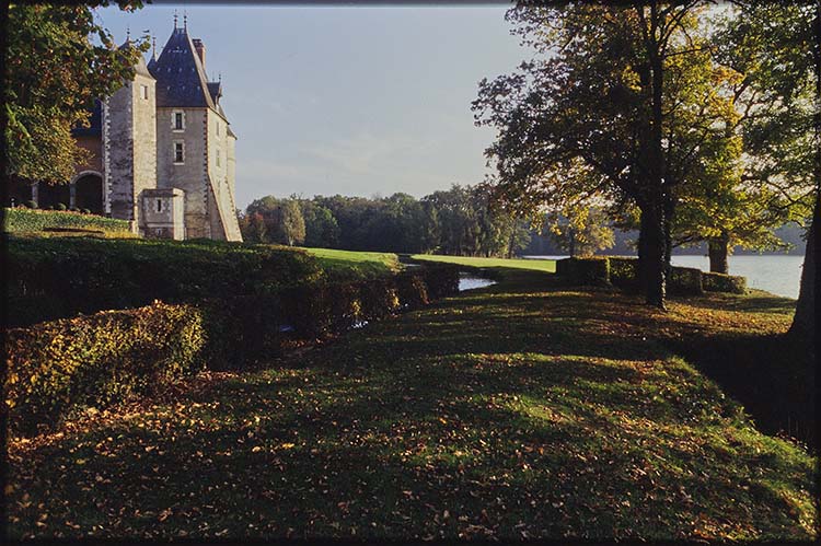 Façade ouest ; Tours ; Parc ; Cours d’eau la Nère ; Étang de la Verrerie