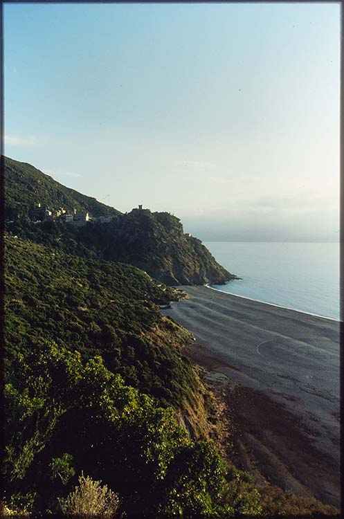 Vue générale de la plage, du village et de la tour