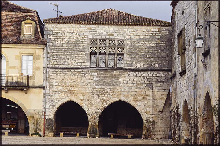 Façade sud sur la place