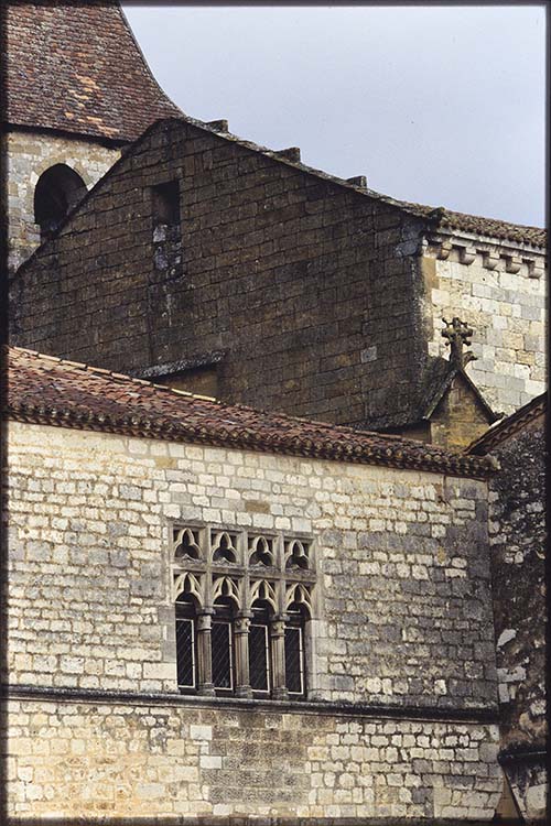 Façade sud sur la place ; Façade ouest de l’église à l’arrière-plan