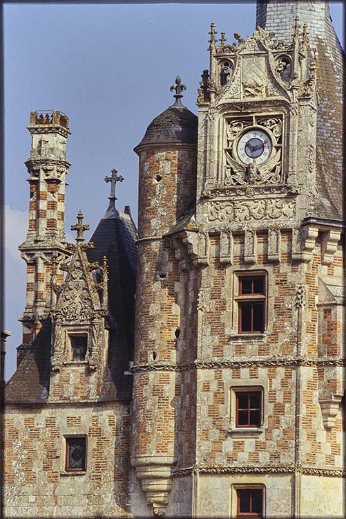 Façade nord-ouest : tour, cheminée, décor sculpté