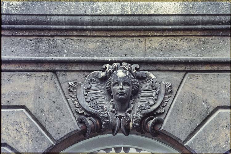 Façade : mascaron sculpté