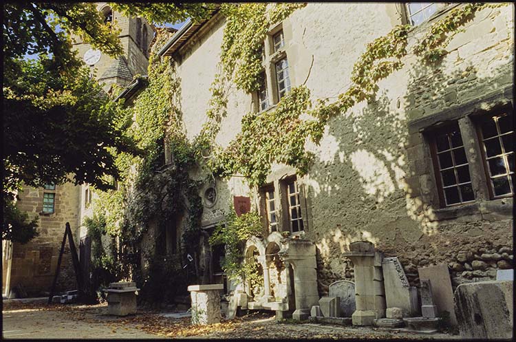 Aile sud-ouest : façade sud ; Échantillons de pierres taillées par Claude Chevènement