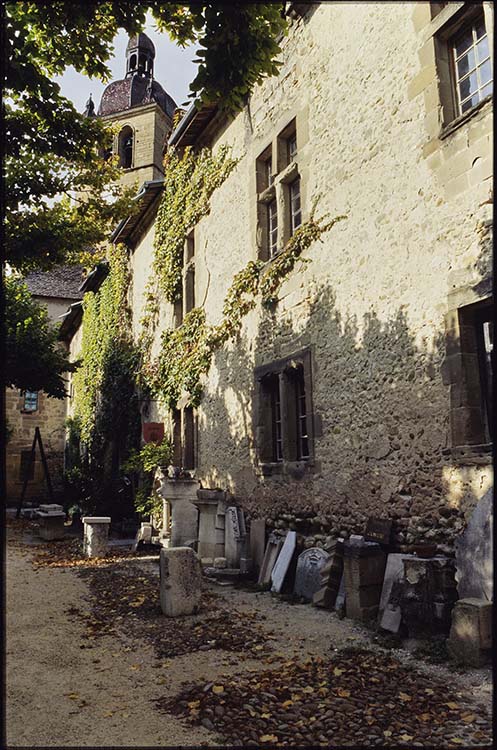 Aile sud-ouest : façade sud ; Échantillons de pierres taillées par Claude Chevènement