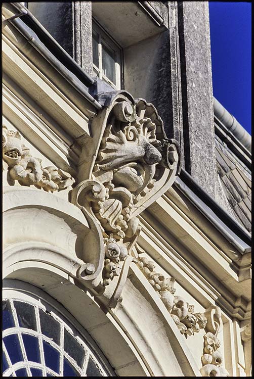 Façade sud-ouest : décor sculpté