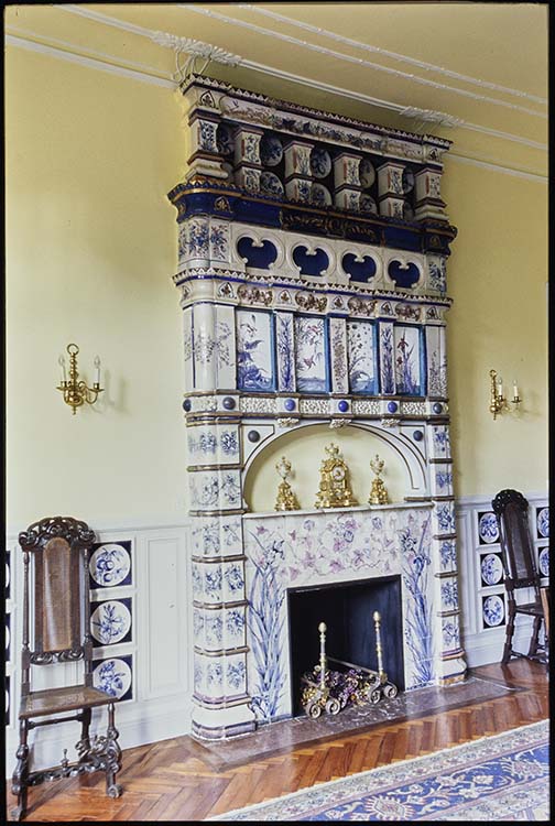 Intérieur : cheminée ornée de céramique