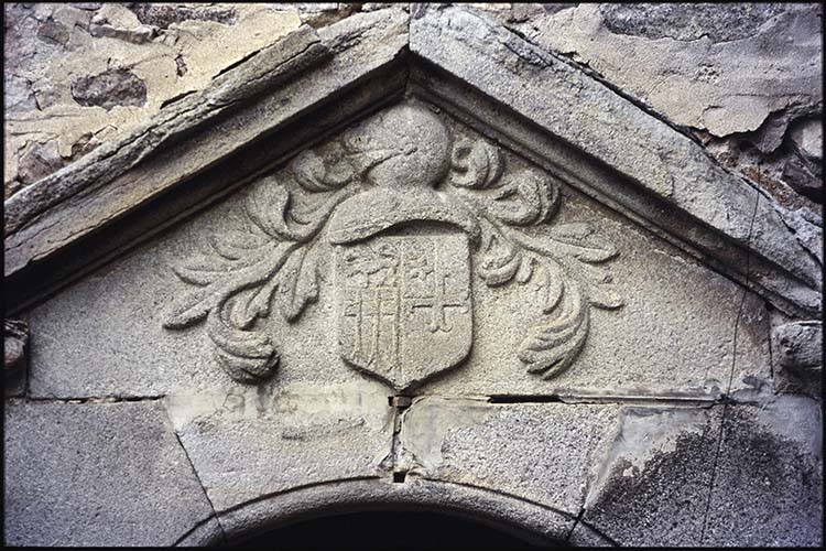 Façade sud sur cour, entrée : fronton sculpté