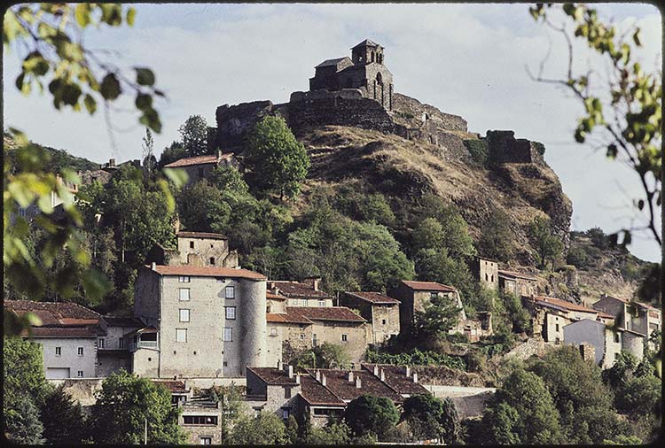 Vue générale du château et du village