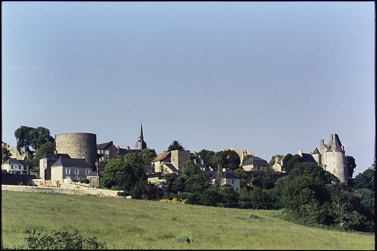 Vue générale du château et du village