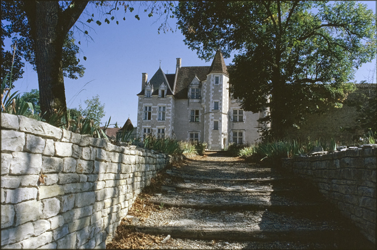 Façade avec sa tour d’escalier en hors-œuvre