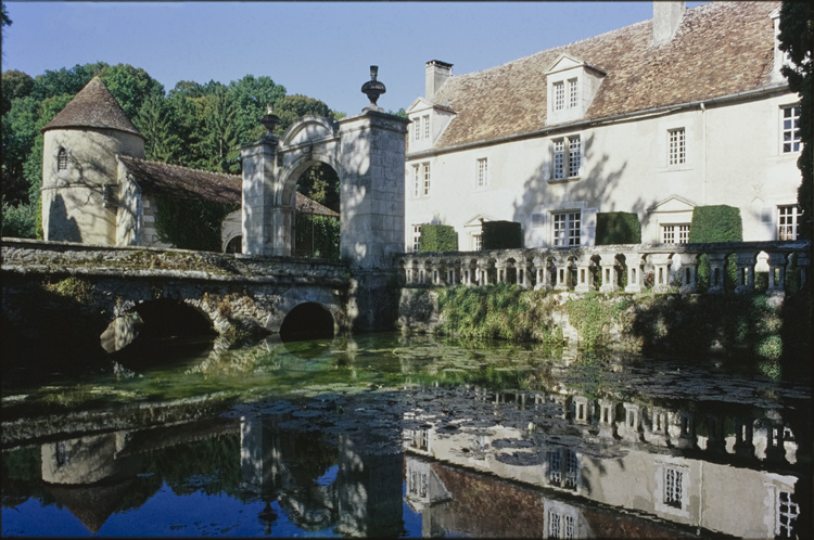 Façade, douves en eau, pont et portail