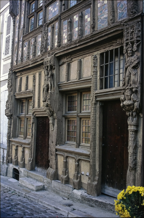 Façade sur rue portant des statues de saint François d’Assise, saint Martin et saint Jean-Baptiste