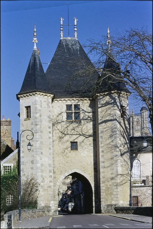 Façade devant le pont