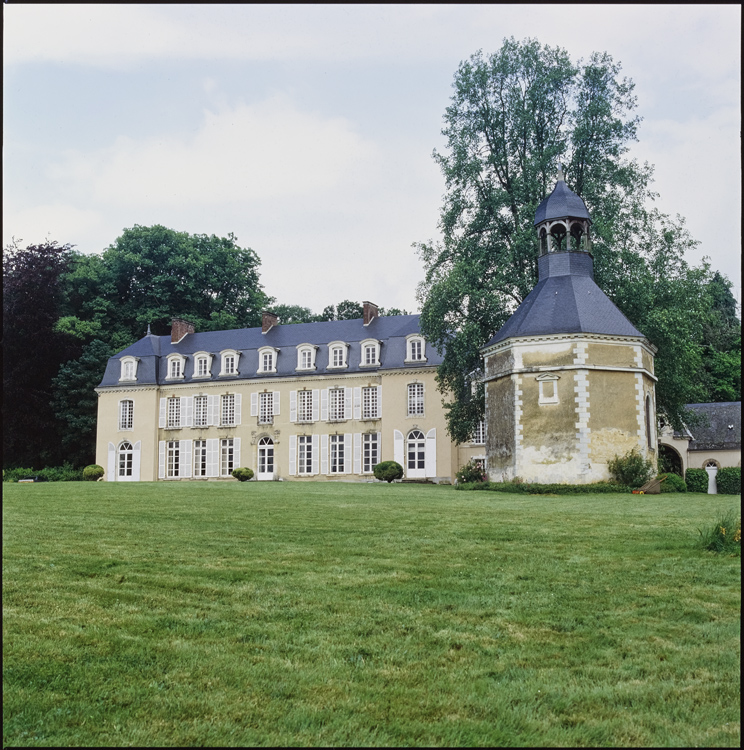 Façade sur parc et chapelle hexagonale