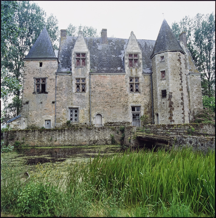 Façade et pont enjambant les douves en eaux