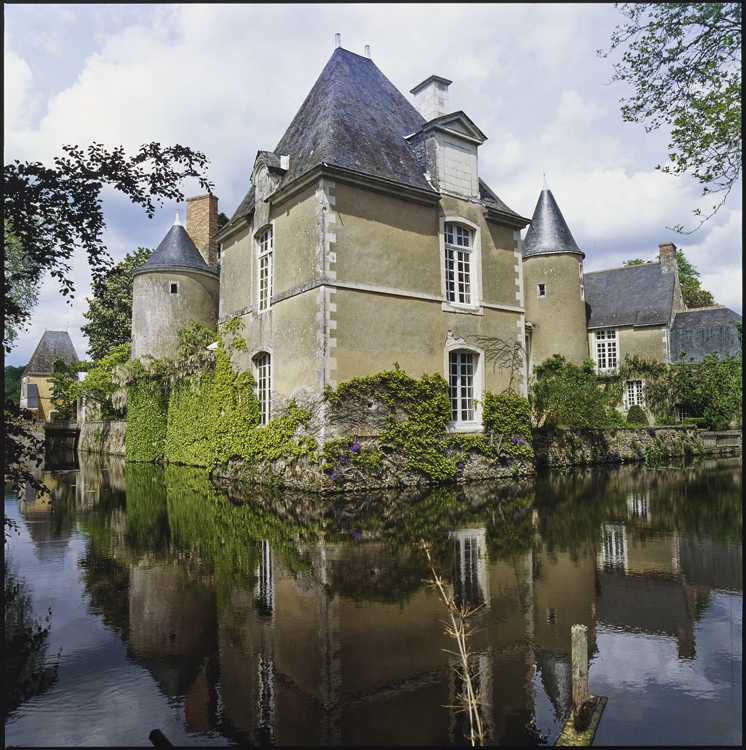 Pavillon d’angle sur douves en eaux