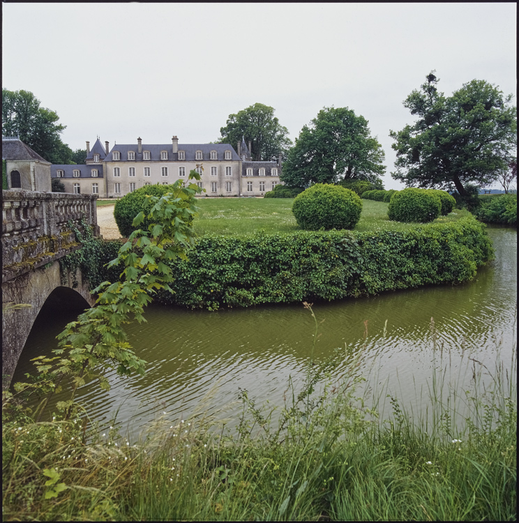 Façade ; Terre-plein herbeux ; Douves en eaux