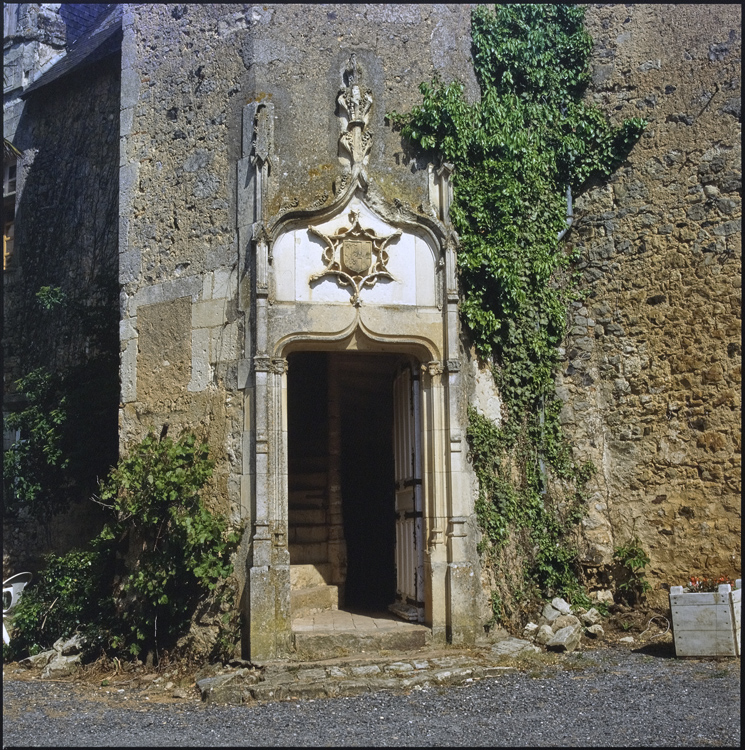 Porte sculptée surmontée des armes des Le Vayer et des Bastard