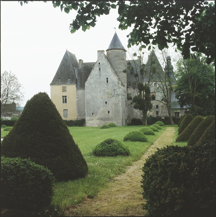 Vue d’ensemble avec allée d’arbustes en topiaire