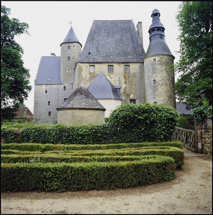 Façade avec tour d’angle ; Jardin