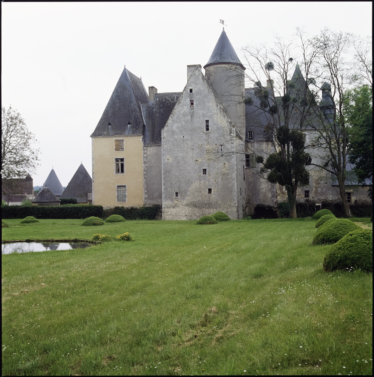 Façade ; Terre-plein herbeux  ; Petite pièce d’eau