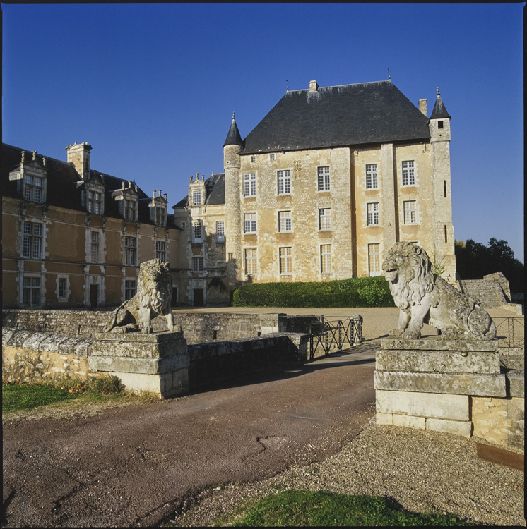 Pont d’accès encadré par deux lions et façade