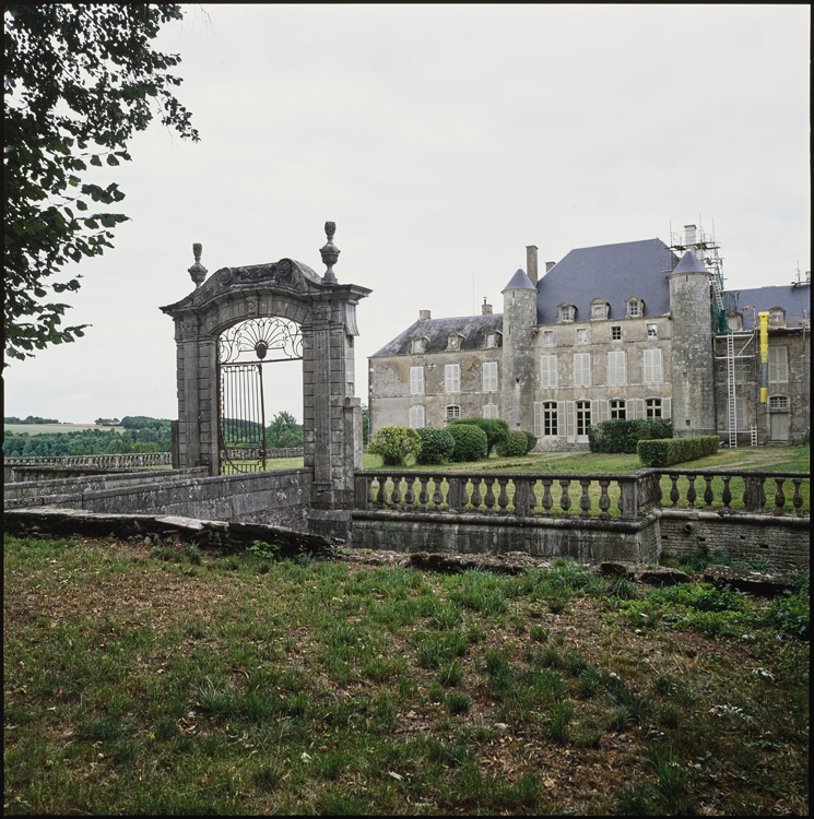 Porte d’entrée extérieur du château, cour et façade