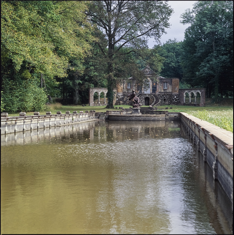 Bassin dans le parc